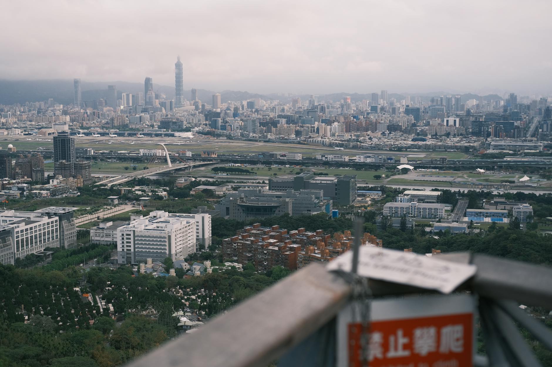 2026上海留學中介挑選指南:從合約條款到服務適配的完整決策路徑
